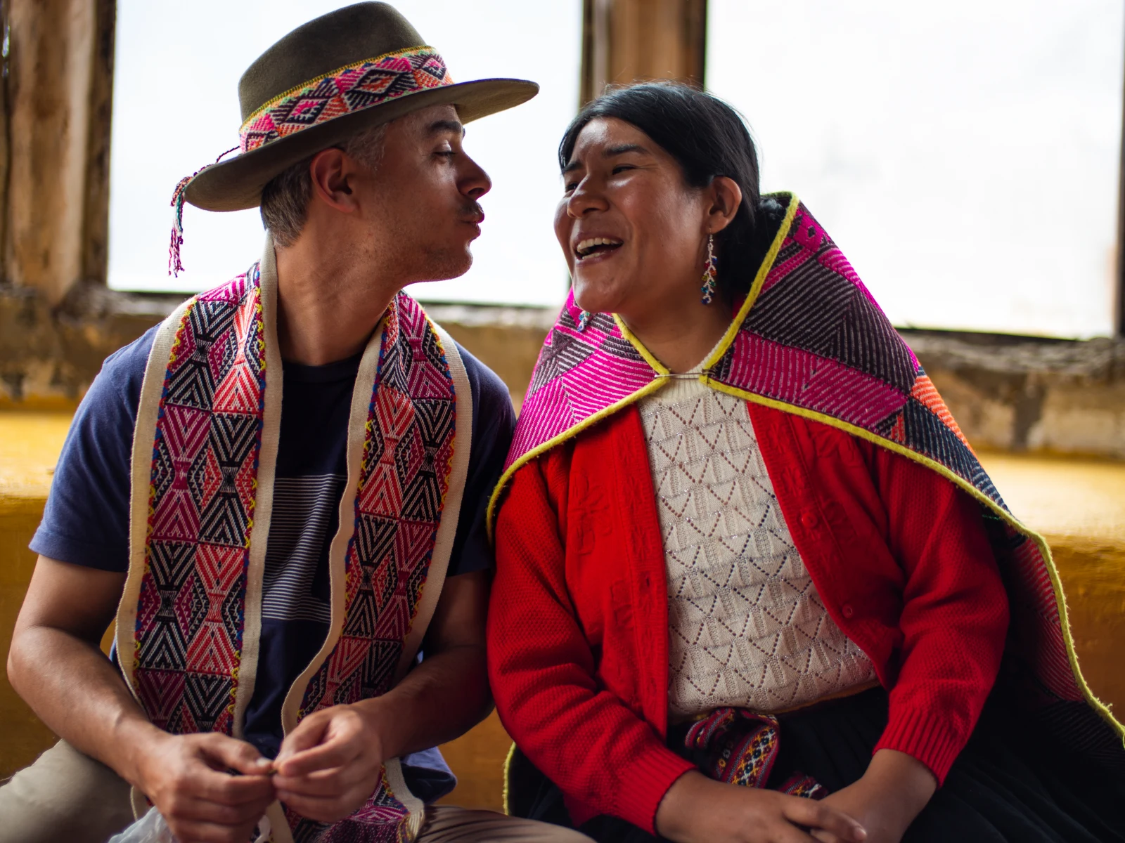 Leonarda Pauccar y Mariano Ferro mirándose y compartiendo una sonrisa en Intipallana.
