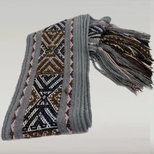 Chalina ceremonial gris de la Naci贸n Q'ero con s铆mbolo Ch'unchu de Intipallana, tejido artesanal en lana de alpaca.