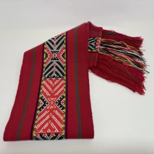 Chalina ceremonial roja de la Naci贸n Q'ero con s铆mbolo Ch'unchu de Intipallana, tejido artesanal en lana de alpaca.