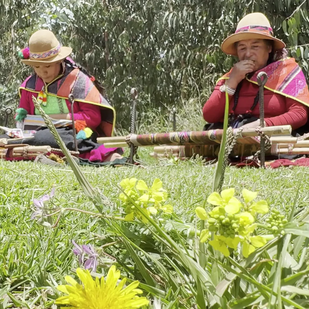 Felipa y Leonarda tejiendo linaje Pauccar Calcina Q'ero - Intipallana