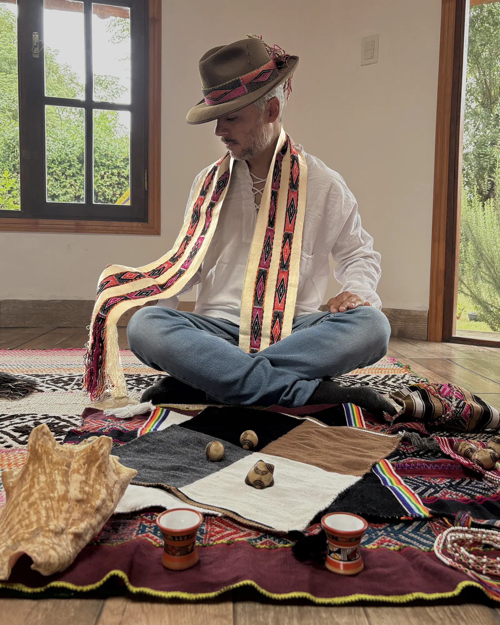 chalina blanca con pallay doble ichu inti en uso ceremonial