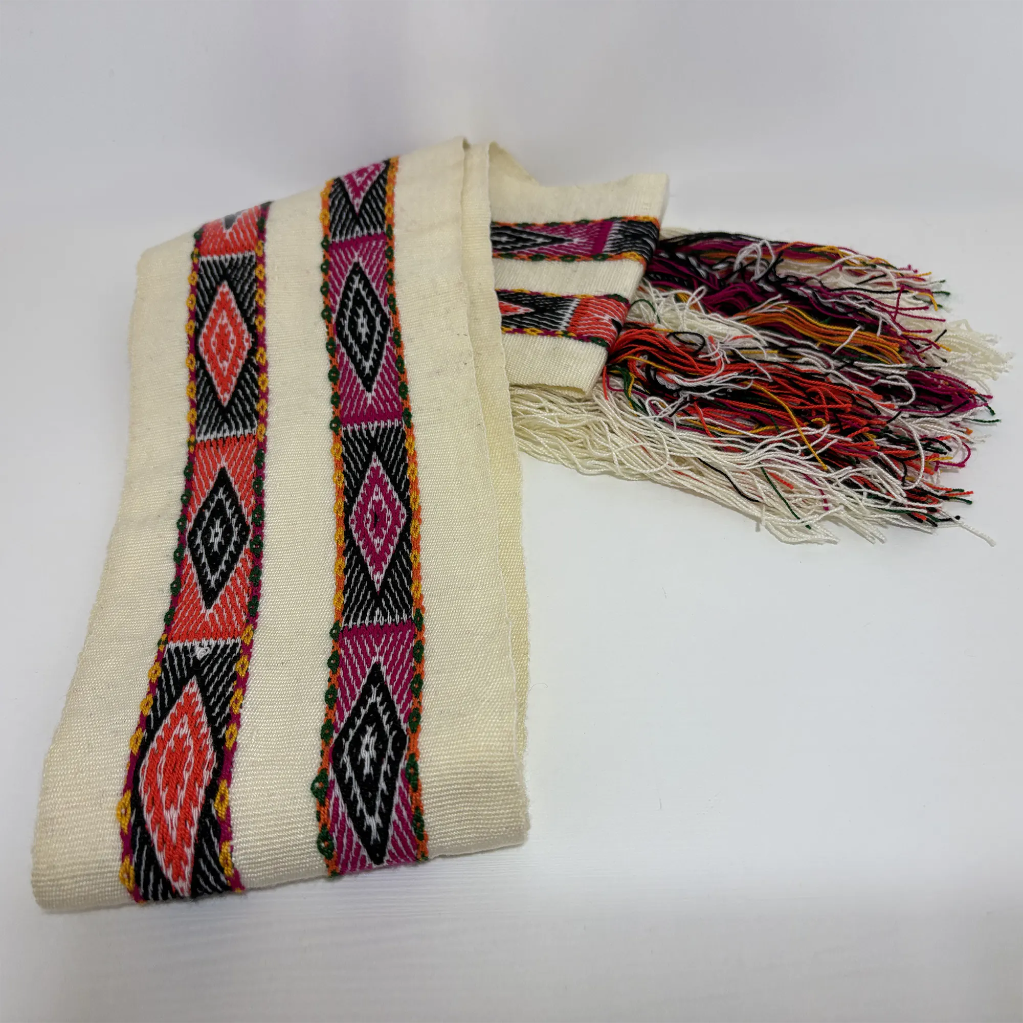 Chalina ceremonial blanca de la Nación Q'ero con pallay doble Ichu Inti, tejido artesanal de alta complejidad