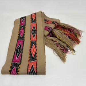 Chalina ceremonial color vicuña con pallay doble Ichu Inti de la Nación Q'ero, tejido artesanal de alta complejidad en lana de alpaca.