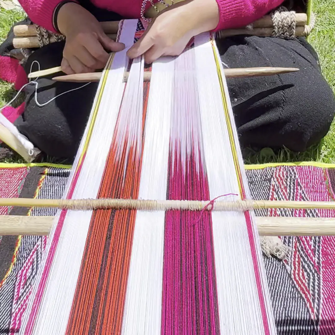 tejedora qero con chalina blanca intipallana