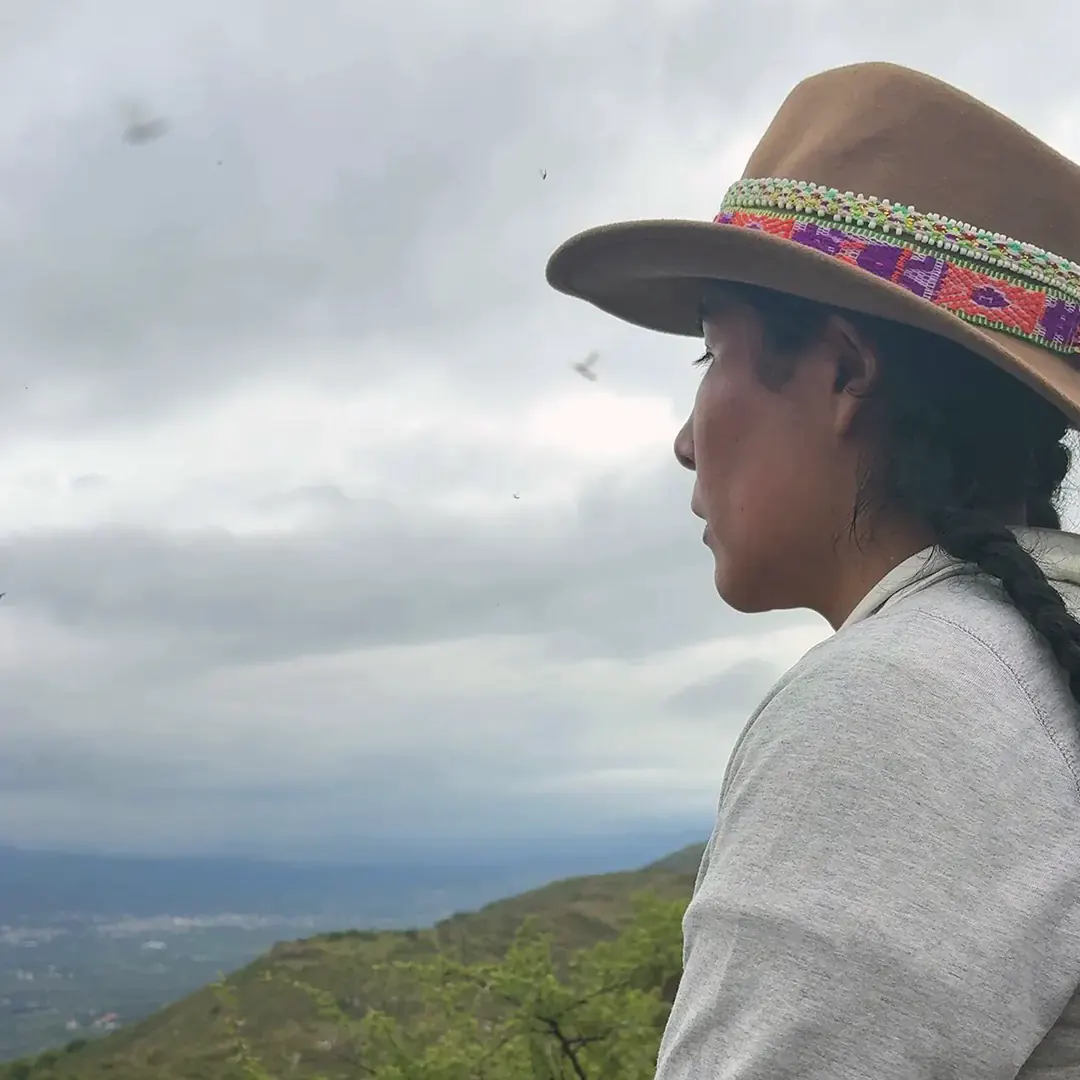 Leonarda mirando al horizonte