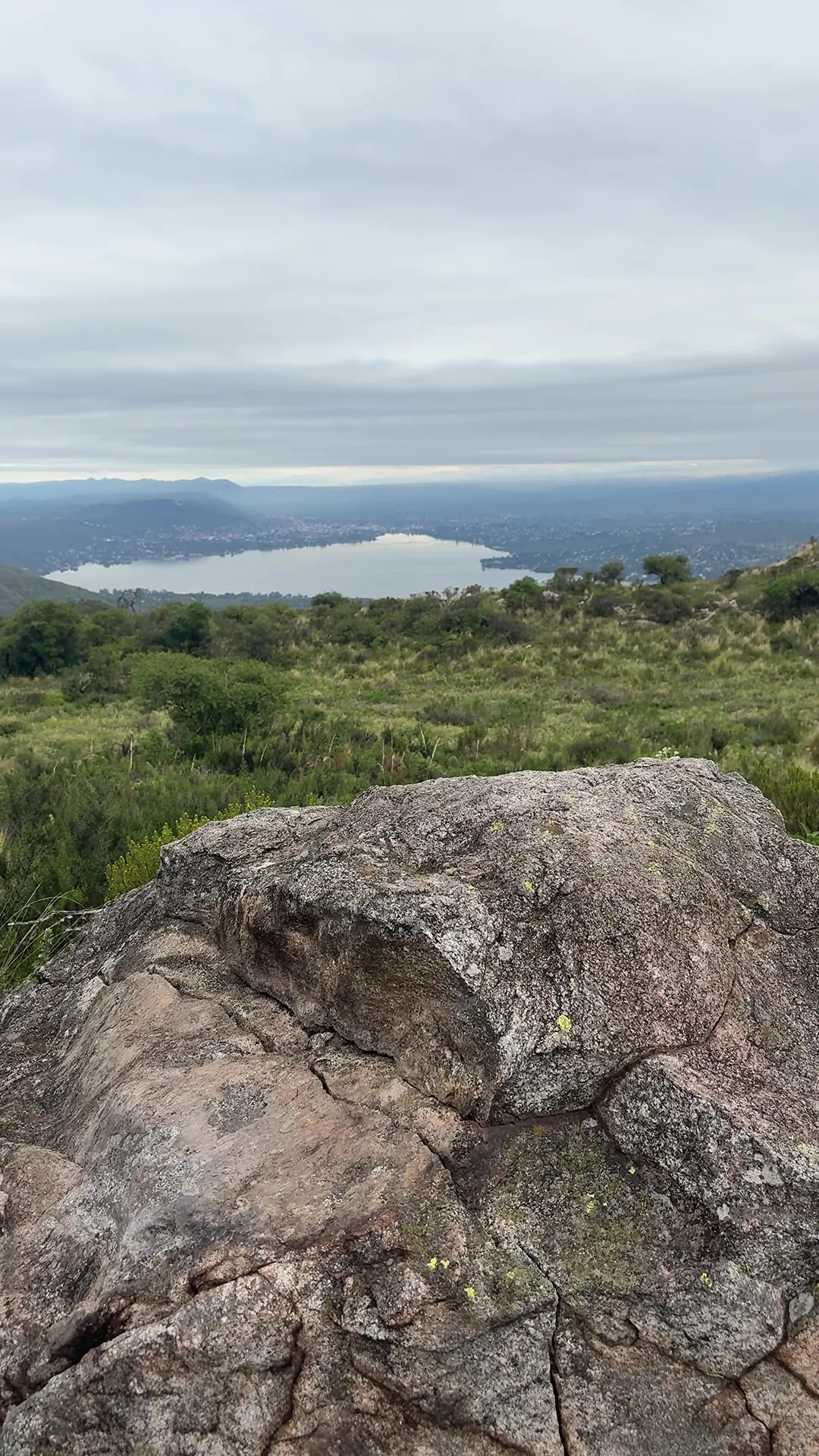 Roca y vista desde el recorrido
